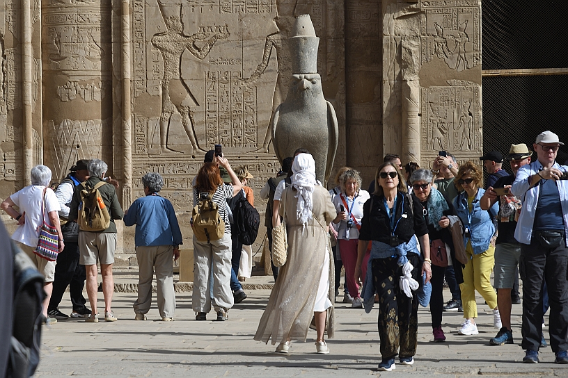 05 MAK_6307.jpg - Nel cortile interno ancora una statua del dio Horus, attrattiva particolarmente gradita ai turisti.
